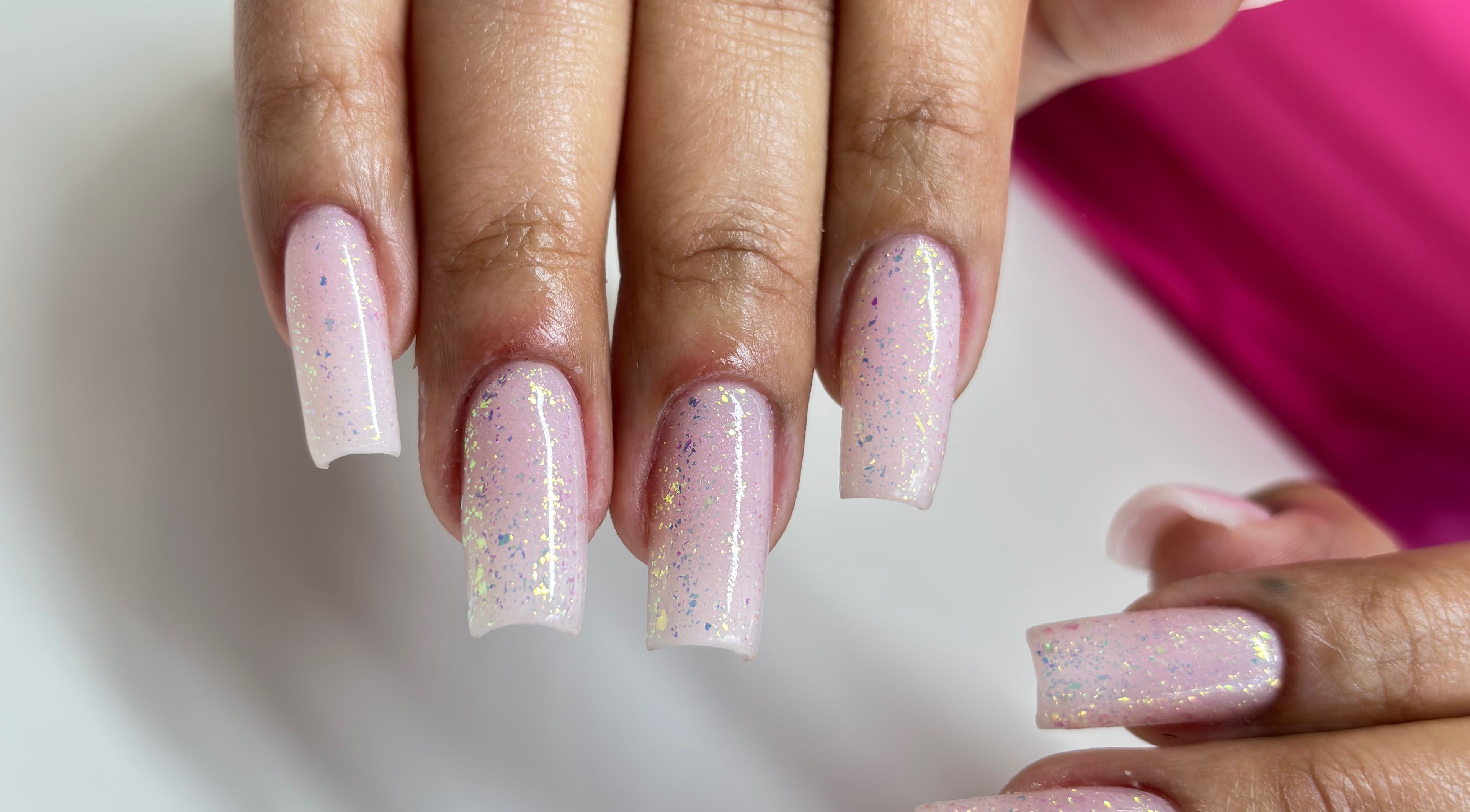 Uñas brillantes con acabado pastel en YULIE STUDIO, Chandler, Arizona, US.