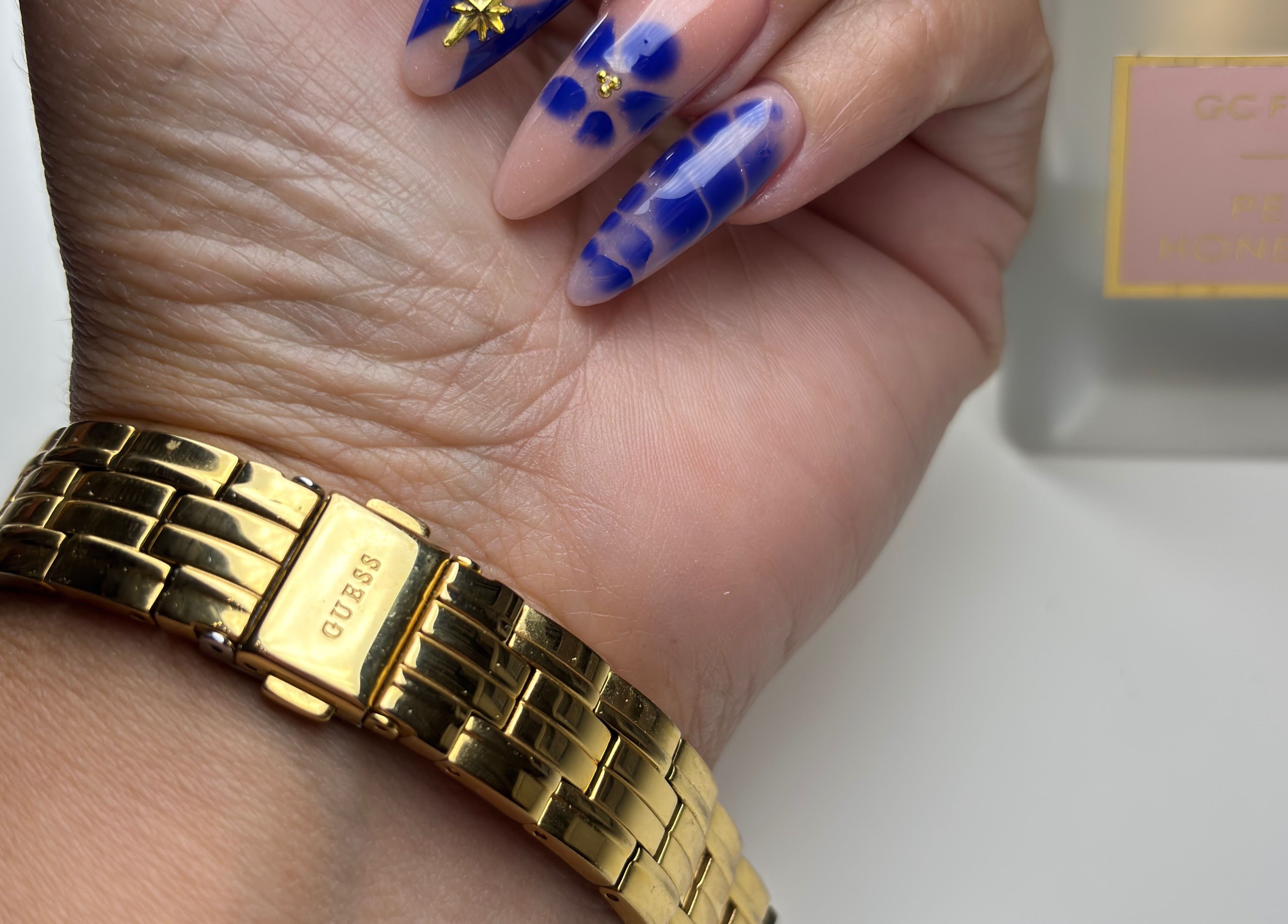 Uñas decoradas en azul con diseño artístico en YULIE STUDIO, Chandler, Arizona, US.