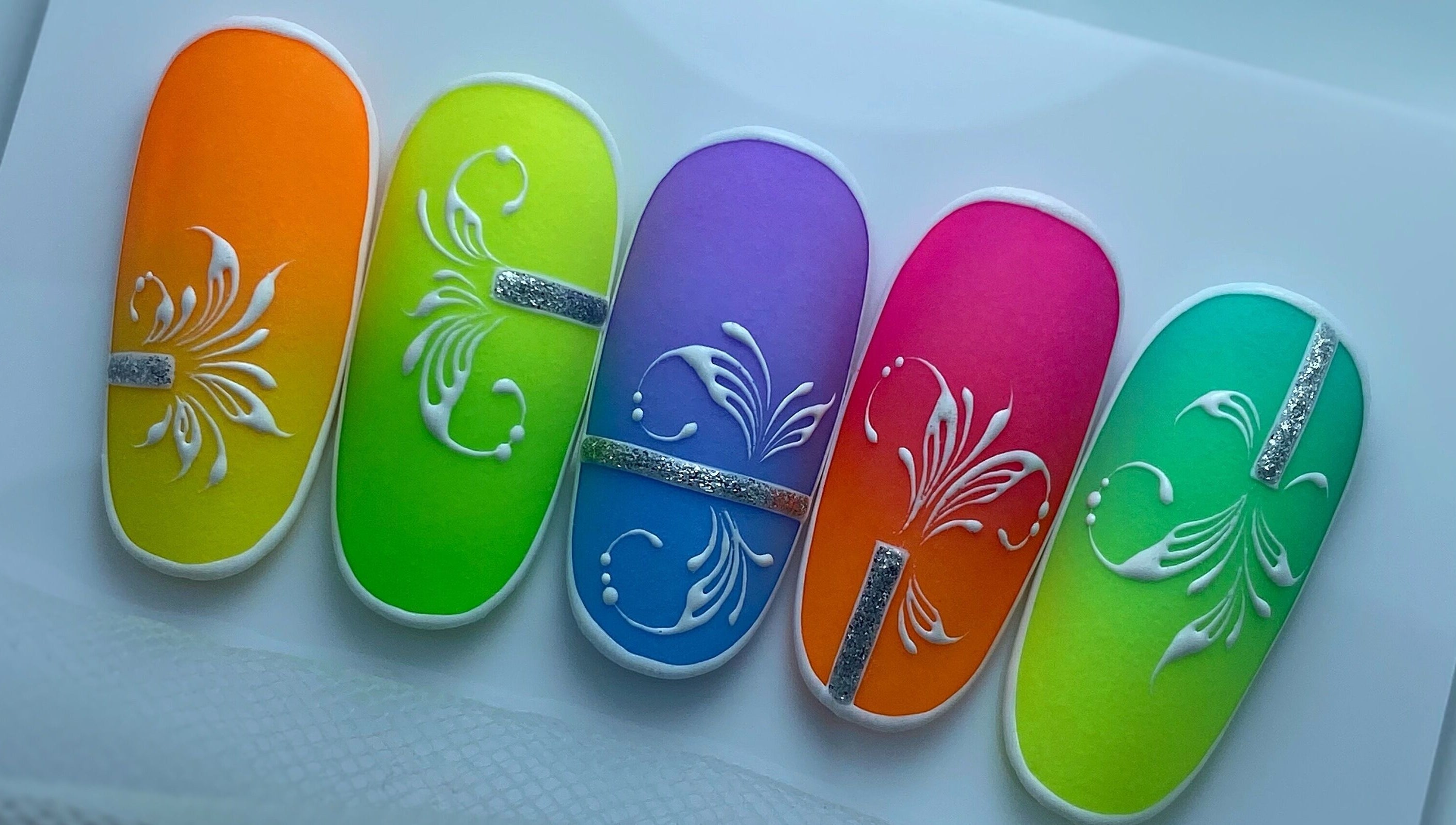 Designs d'ongles colorés et artistiques chez Perrine NB à Voiron, Auvergne-rhône-alpes, FR.