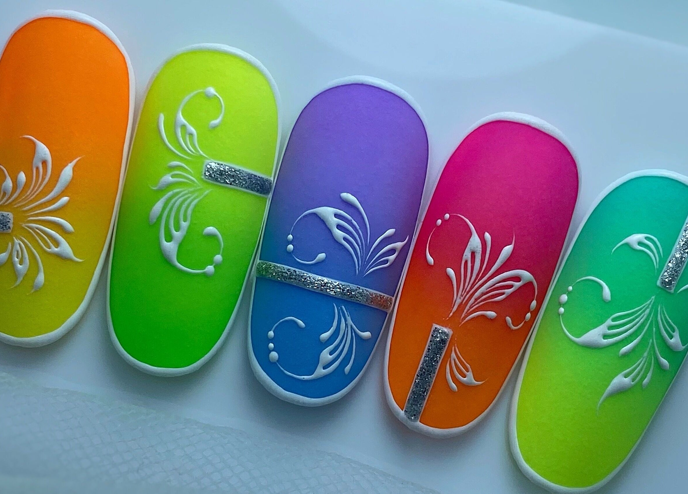 Designs d'ongles colorés et artistiques chez Perrine NB à Voiron, Auvergne-rhône-alpes, FR.