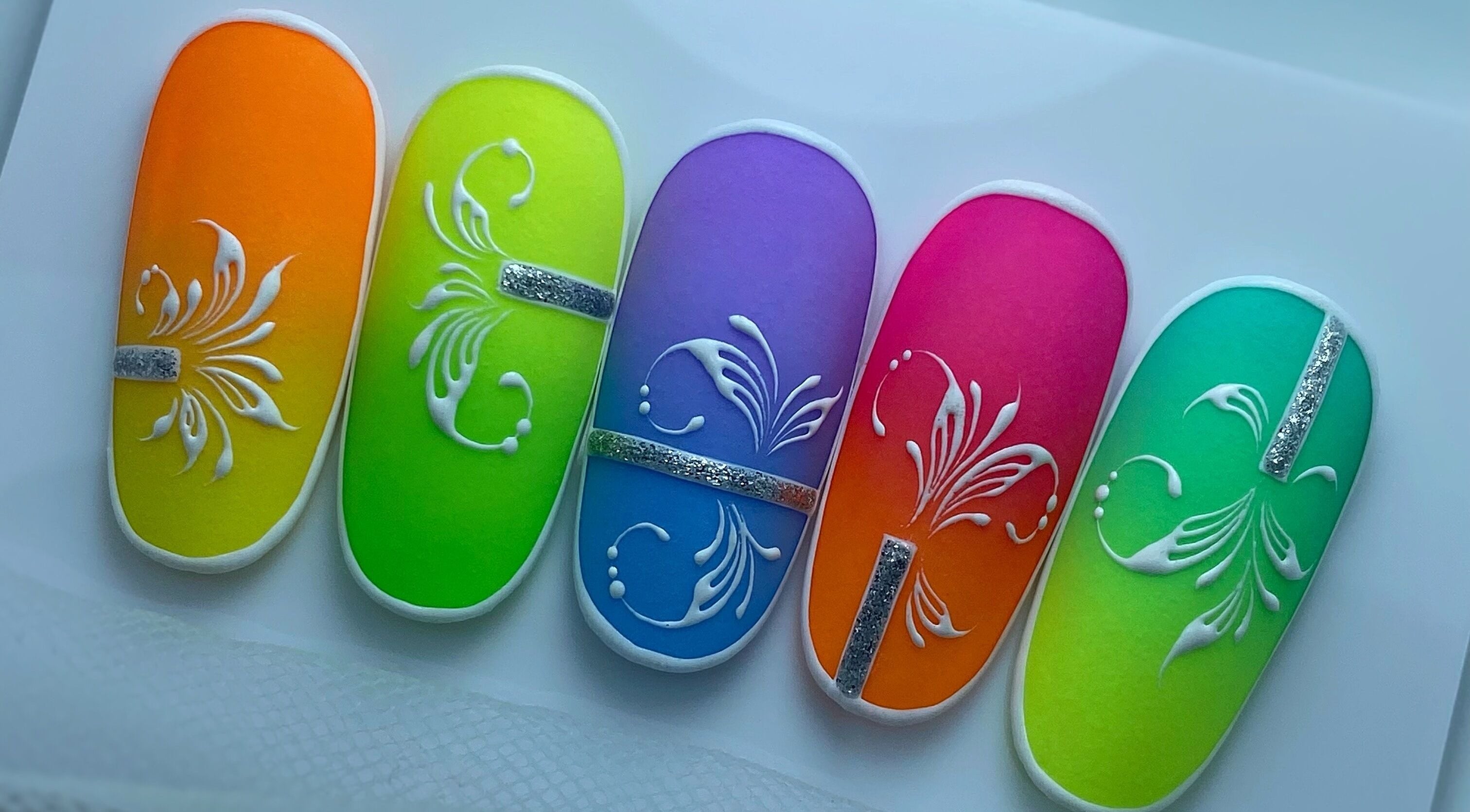 Designs d'ongles colorés et artistiques chez Perrine NB à Voiron, Auvergne-rhône-alpes, FR.