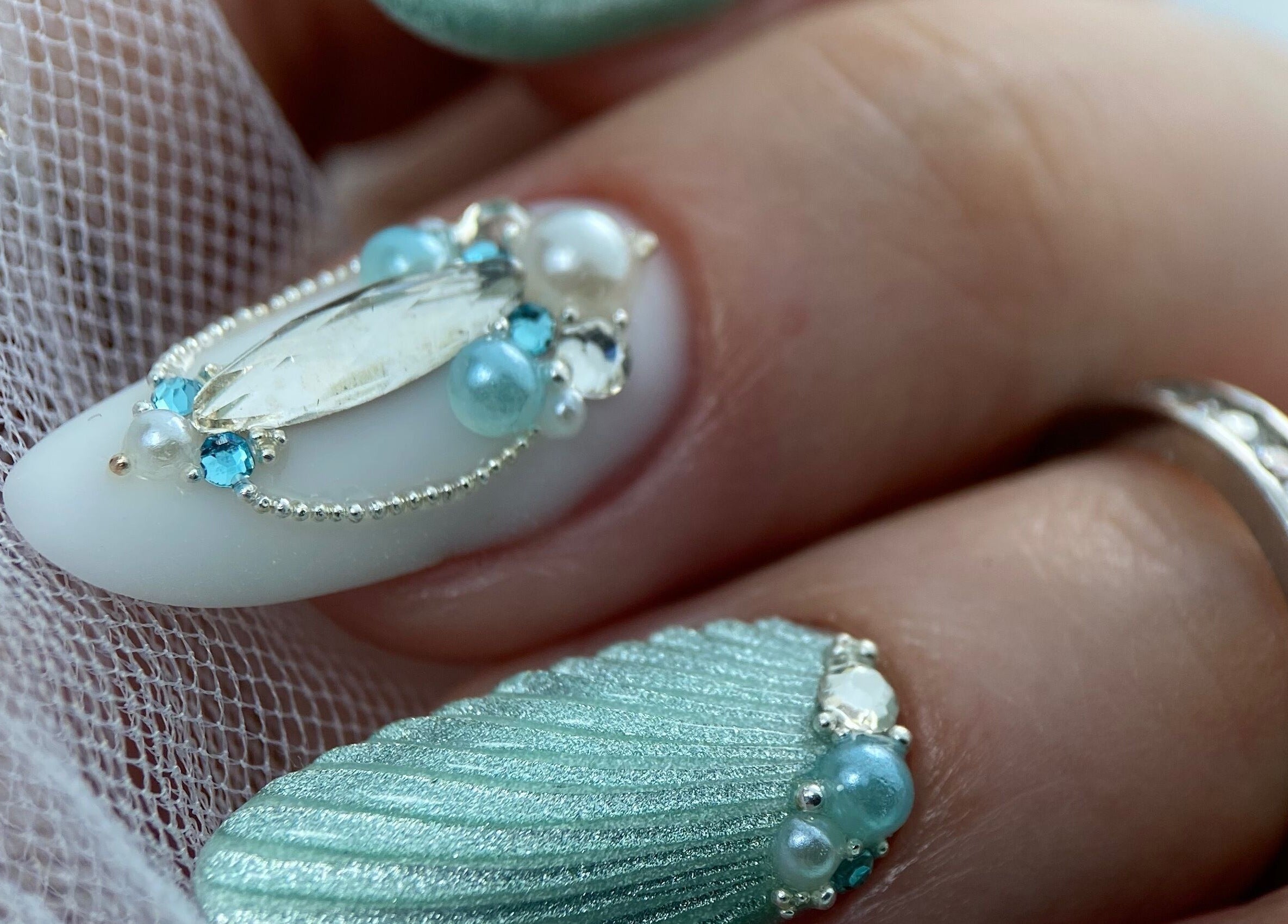 Art ongles élégant avec perles et cristaux chez Perrine NB, Voiron, Auvergne-rhône-alpes, FR.