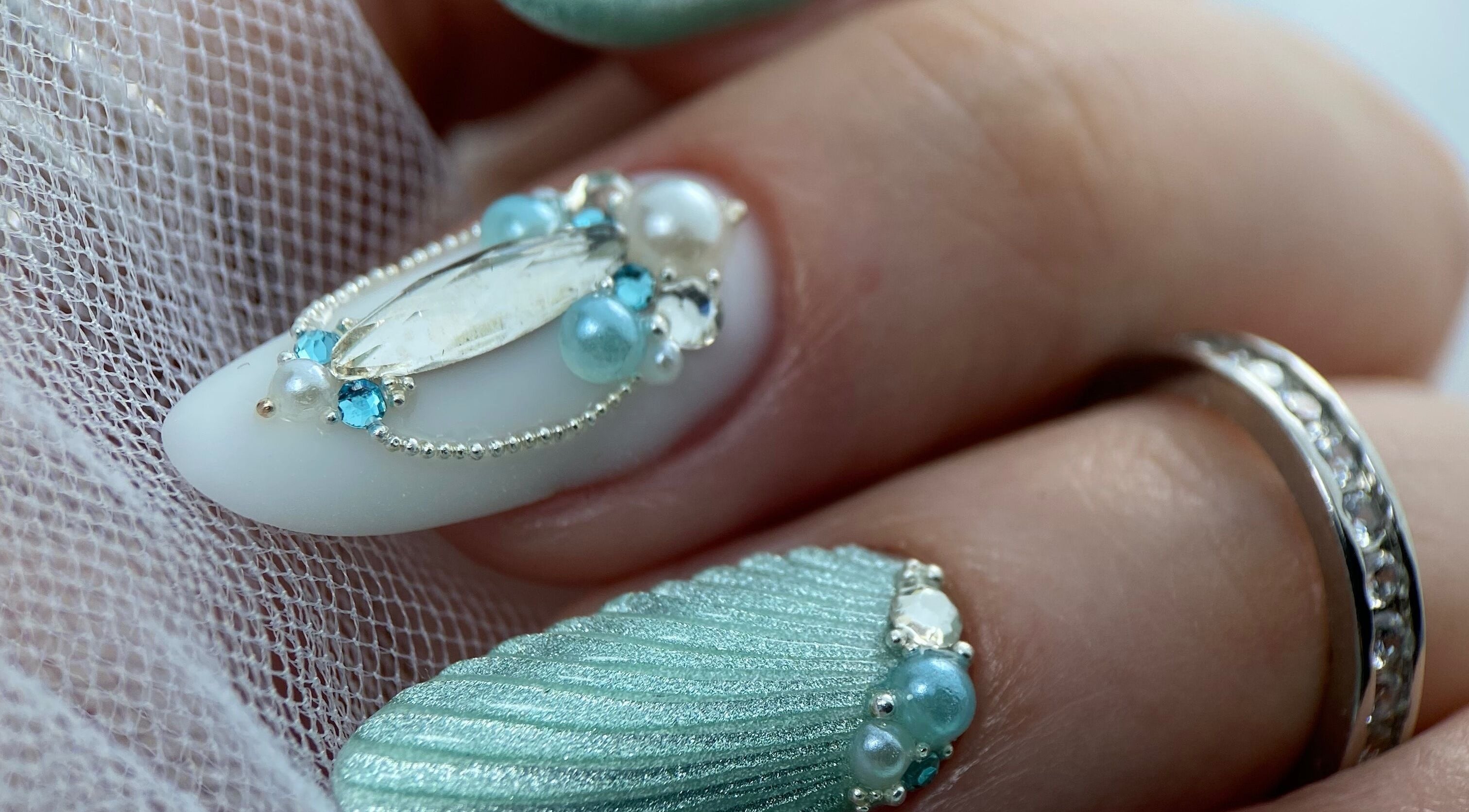 Art ongles élégant avec perles et cristaux chez Perrine NB, Voiron, Auvergne-rhône-alpes, FR.