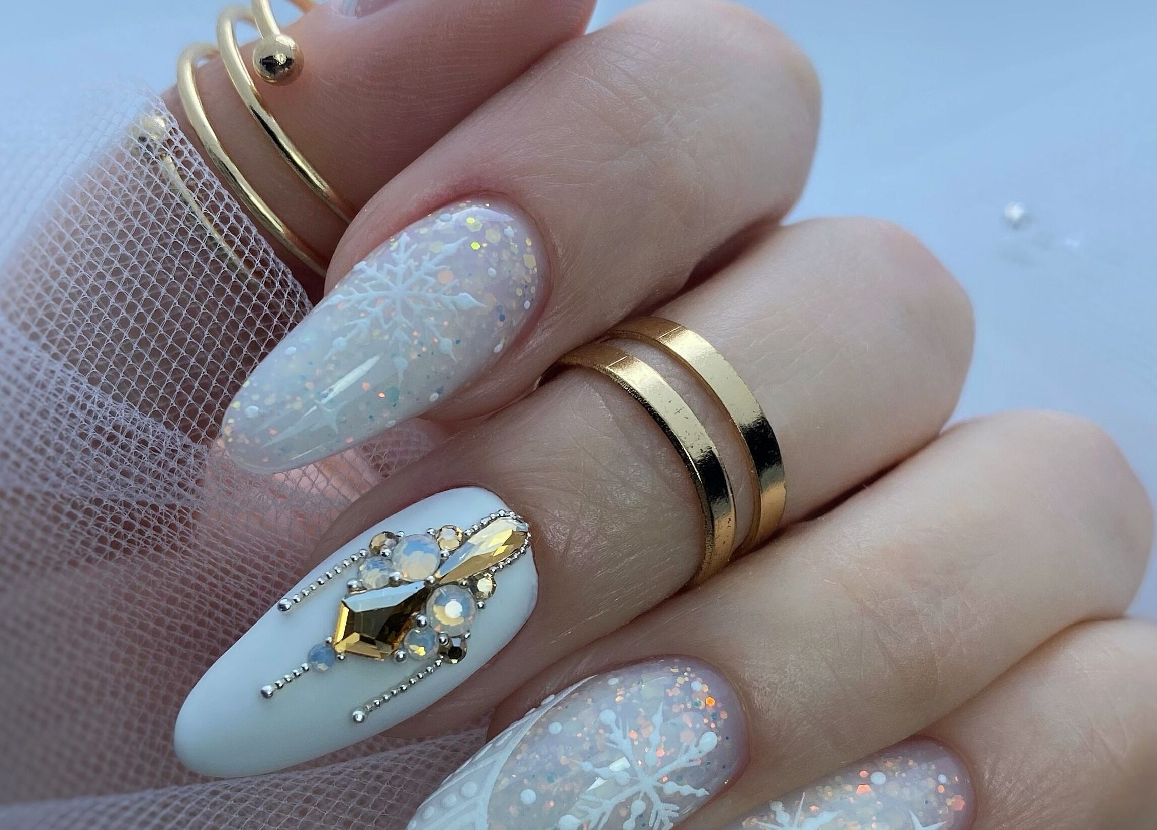 Nail art sophistiqué chez Perrine NB, Voiron, Auvergne-rhône-alpes, FR, avec des motifs dorés et blancs.