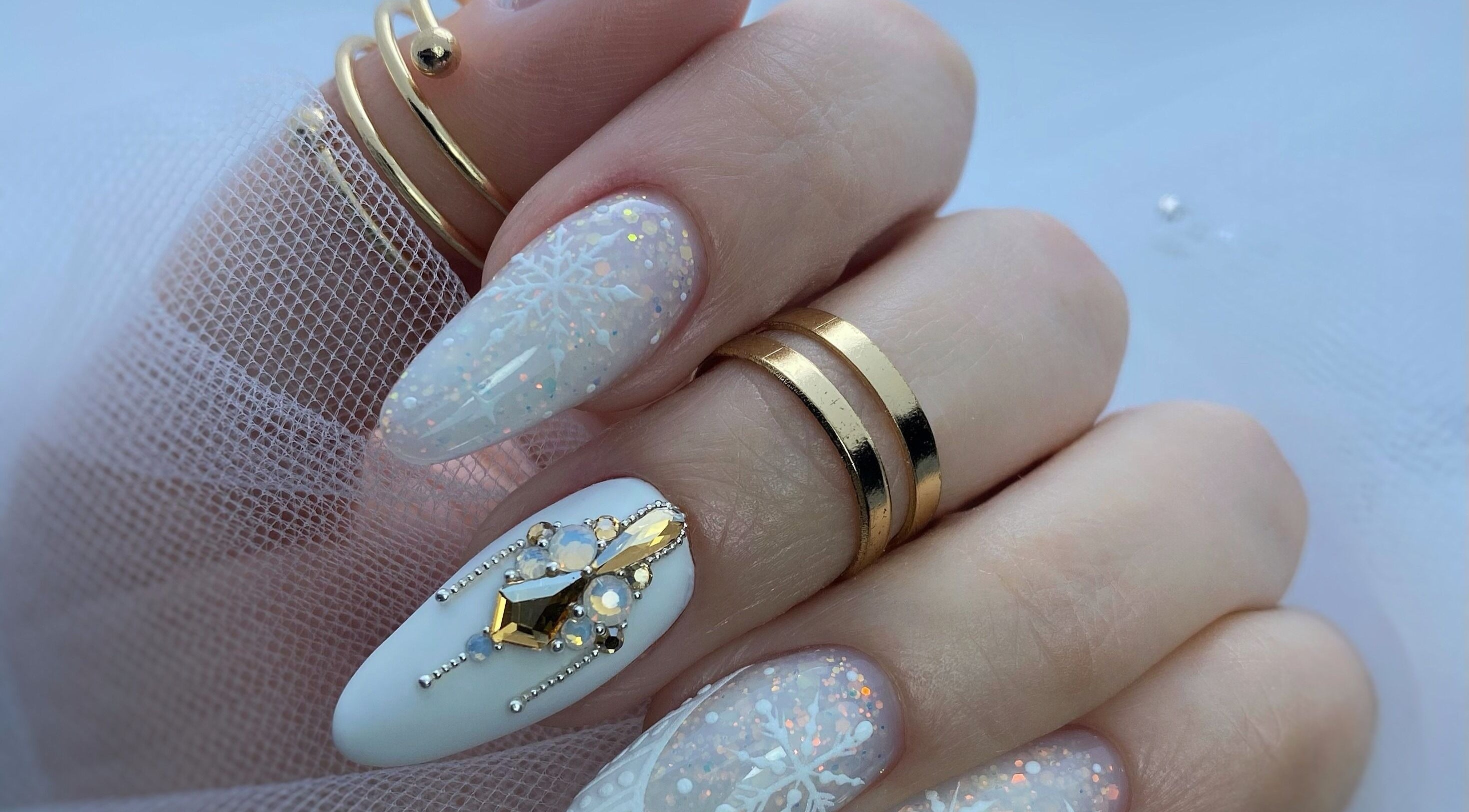 Nail art sophistiqué chez Perrine NB, Voiron, Auvergne-rhône-alpes, FR, avec des motifs dorés et blancs.