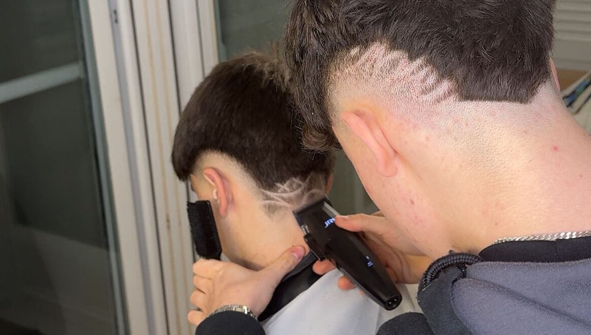 Corte de pelo detallado en 💈J BarberStudio💈, Binéfar, Aragón, ES. Estilo moderno con máquina de afeitar.