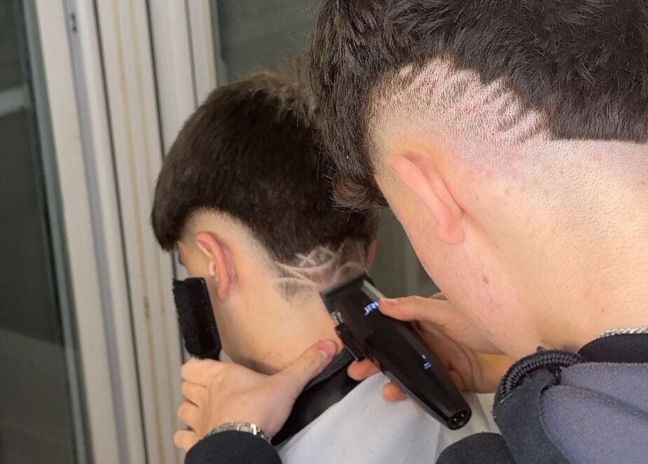 Corte de pelo detallado en 💈J BarberStudio💈, Binéfar, Aragón, ES. Estilo moderno con máquina de afeitar.