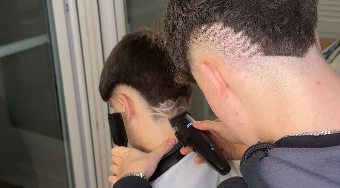 Corte de pelo detallado en 💈J BarberStudio💈, Binéfar, Aragón, ES. Estilo moderno con máquina de afeitar.