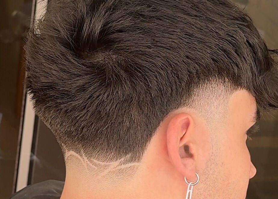 Peinado moderno en 💈J BarberStudio💈, Binéfar, Aragón, ES. Corte preciso con diseño artístico.