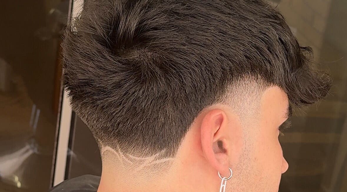 Peinado moderno en 💈J BarberStudio💈, Binéfar, Aragón, ES. Corte preciso con diseño artístico.