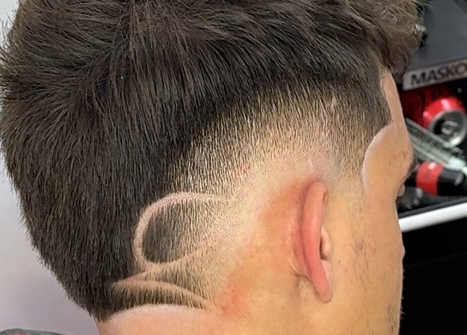 Diseño de cabello creativo en 💈J BarberStudio💈, Binéfar, Aragón, ES. Estilo innovador y personalizado.