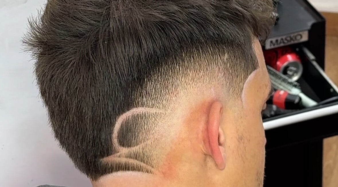 Diseño de cabello creativo en 💈J BarberStudio💈, Binéfar, Aragón, ES. Estilo innovador y personalizado.