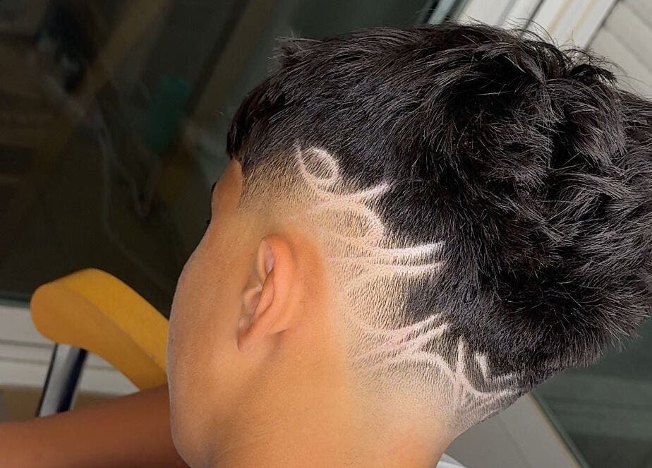 Corte de cabello con diseño artístico en 💈J BarberStudio💈, Binéfar, Aragón, ES.