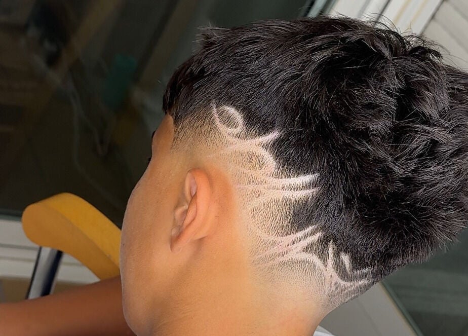 Corte de cabello con diseño artístico en 💈J BarberStudio💈, Binéfar, Aragón, ES.