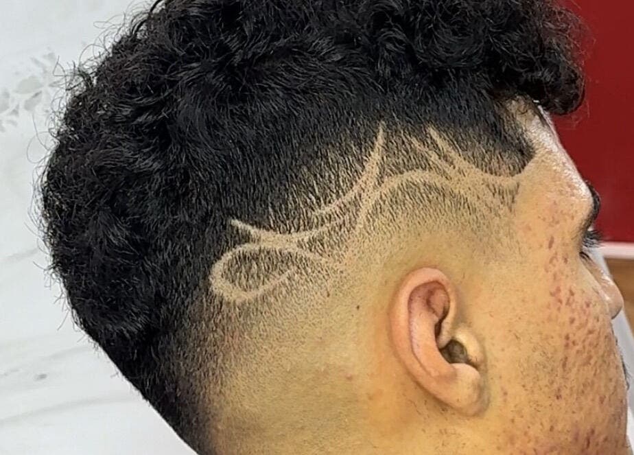 Diseño de corte de cabello artístico en 💈J BarberStudio💈, Binéfar, Aragón, ES.