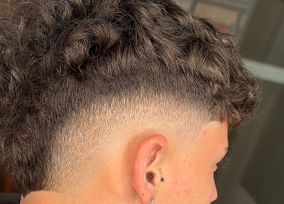 Detalle de corte moderno y fade en 💈J BarberStudio💈, Binéfar, Aragón, ES.