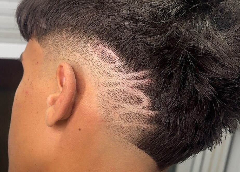 Corte de cabello con diseño creativo en 💈J BarberStudio💈, Binéfar, Aragón, ES.