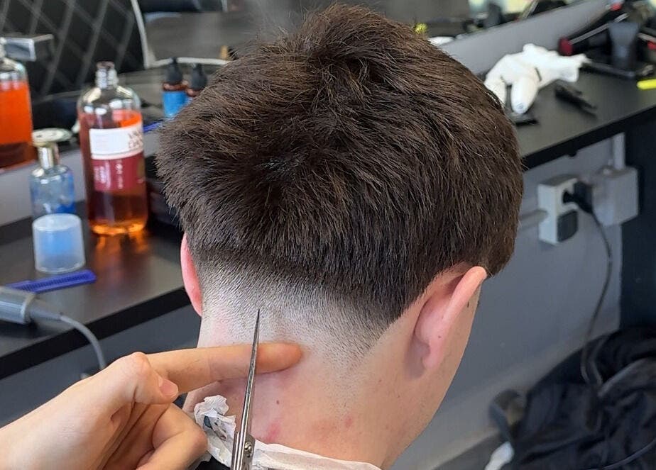 Corte de cabello en proceso en 💈J BarberStudio💈, Binéfar, Aragón, ES, resaltando técnicas modernas.