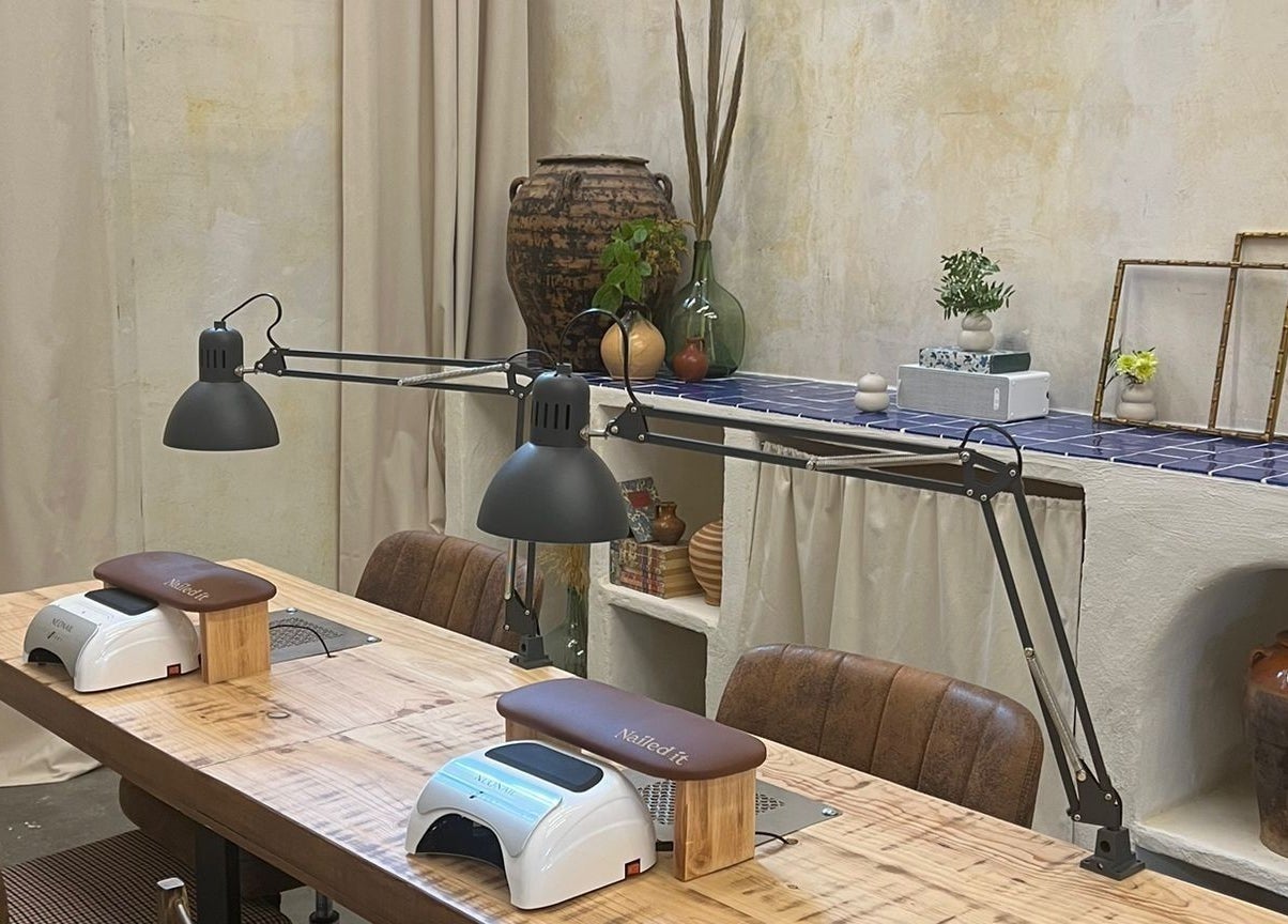 Mesa de manicura en Nailed It! Barcelona, Catalunya, ES. Decoración elegante y moderna.