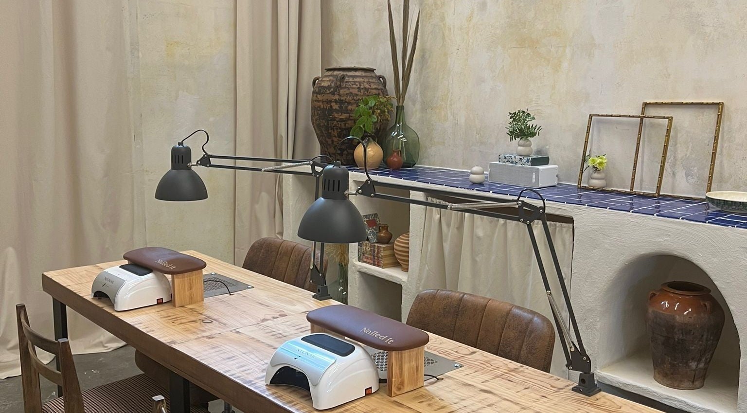 Mesa de manicura en Nailed It! Barcelona, Catalunya, ES. Decoración elegante y moderna.