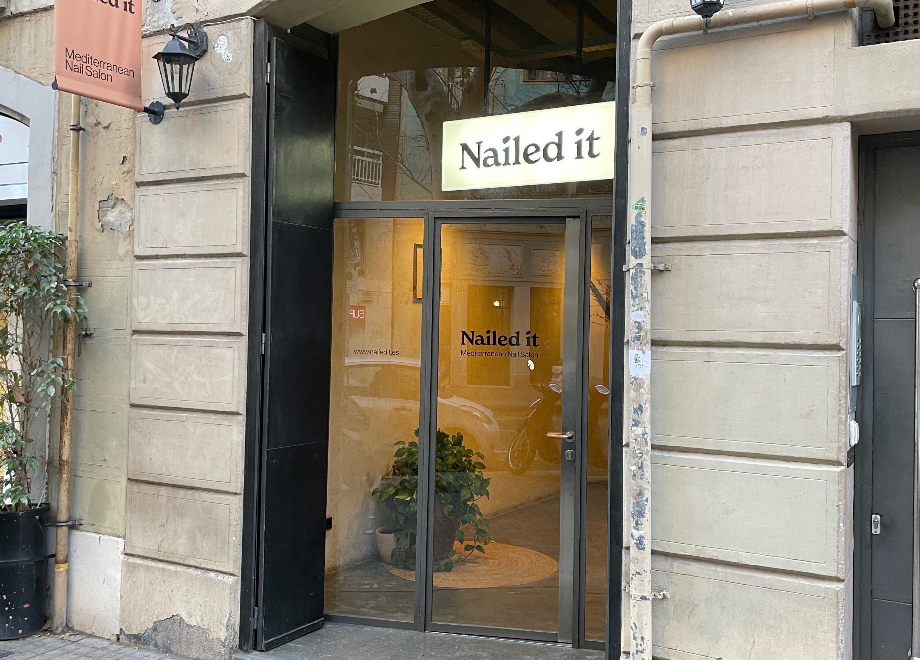 Entrada del salón 'Nailed It!' en Barcelona, Catalunya, ES, mostrando un acogedor diseño exterior.