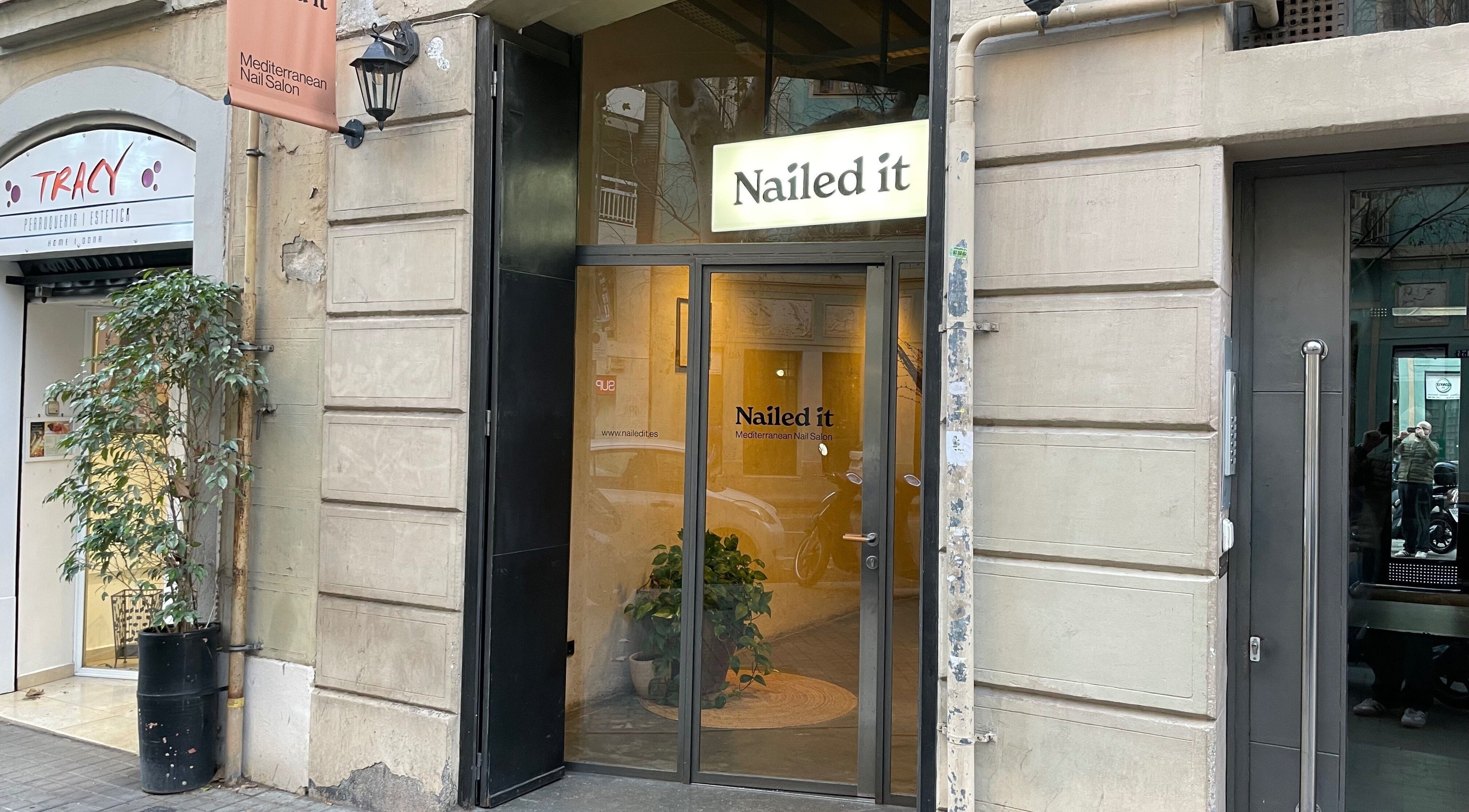 Entrada del salón 'Nailed It!' en Barcelona, Catalunya, ES, mostrando un acogedor diseño exterior.