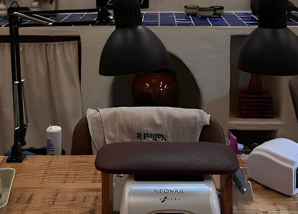 Estación de manicura en Nailed It! Barcelona, Catalunya, ES con lámpara y herramientas de belleza.