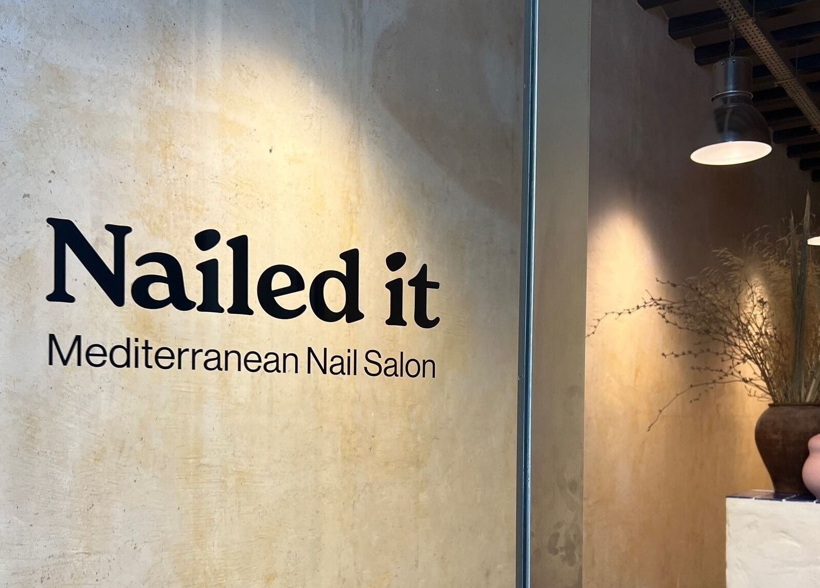 Entrada de Nailed It! en Barcelona, Catalunya, ES mostrando un elegante diseño mediterráneo.