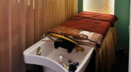 Luxurious treatment room at Moc Kim Spa And Beauty in Hồ Chí Minh, Hồ Chí Minh, VN, featuring a massage bed and washbasin.