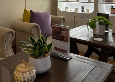 Relaxing seating area at Moc Kim Spa And Beauty in Hồ Chí Minh, Hồ Chí Minh, VN, featuring plush chairs and plants.