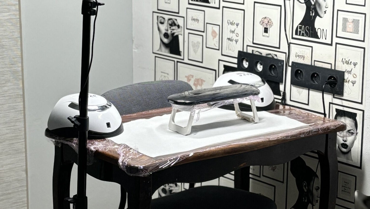 Table de manucure moderne chez Sophia ST, Thiverny, Hauts-de-France, FR. Élégance et style pour vos soins d'ongles.