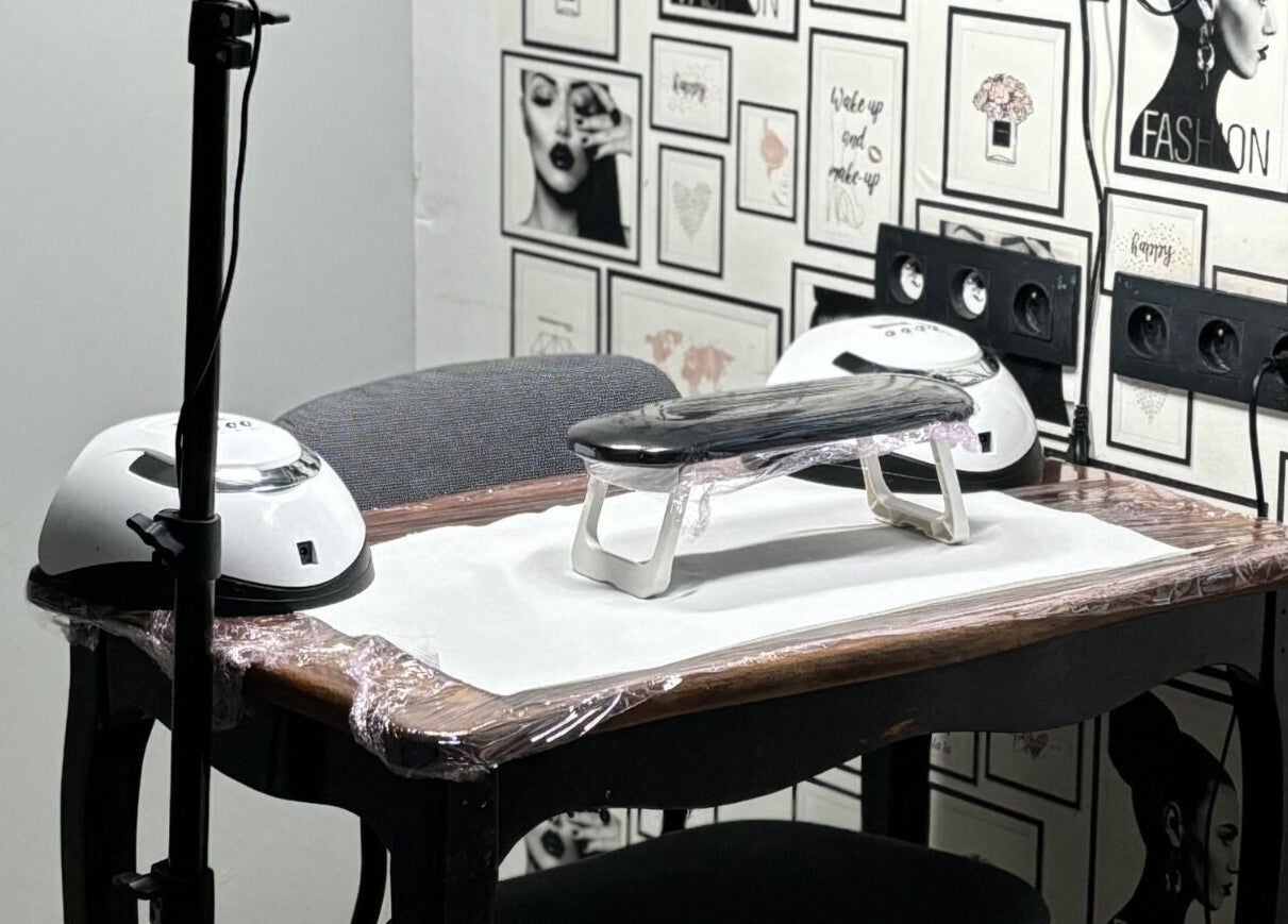 Table de manucure moderne chez Sophia ST, Thiverny, Hauts-de-France, FR. Élégance et style pour vos soins d'ongles.