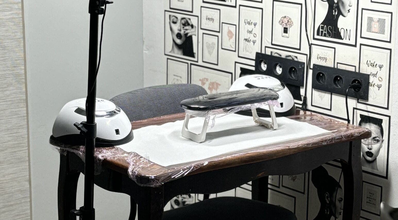 Table de manucure moderne chez Sophia ST, Thiverny, Hauts-de-France, FR. Élégance et style pour vos soins d'ongles.