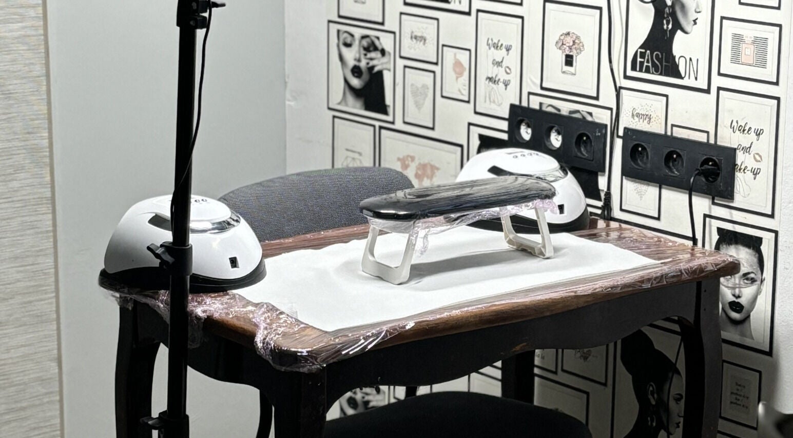 Table de manucure moderne chez Sophia ST, Thiverny, Hauts-de-France, FR. Élégance et style pour vos soins d'ongles.