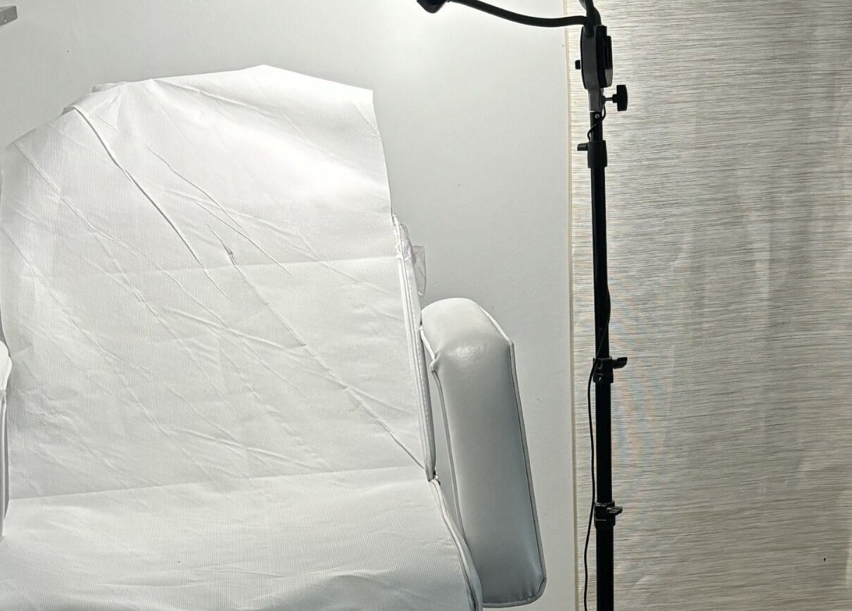 Salle de soin lumineuse chez Sophia ST à Thiverny, Hauts-de-France, FR, avec fauteuil blanc et lampe.