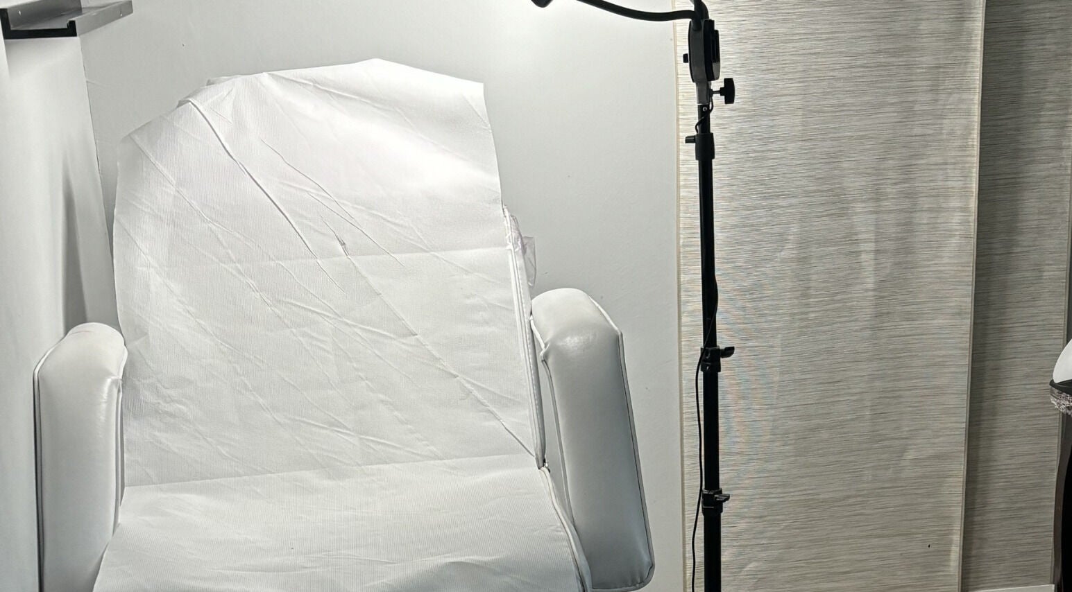 Salle de soin lumineuse chez Sophia ST à Thiverny, Hauts-de-France, FR, avec fauteuil blanc et lampe.