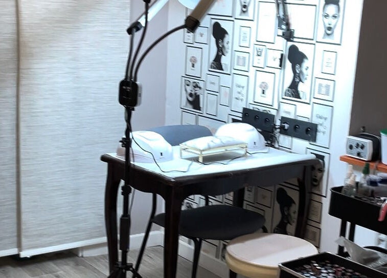 Espace manucure élégant chez Sophia ST, Thiverny, Hauts-de-France, FR, doté de décorations modernes.