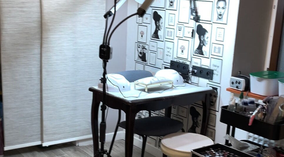 Espace manucure élégant chez Sophia ST, Thiverny, Hauts-de-France, FR, doté de décorations modernes.