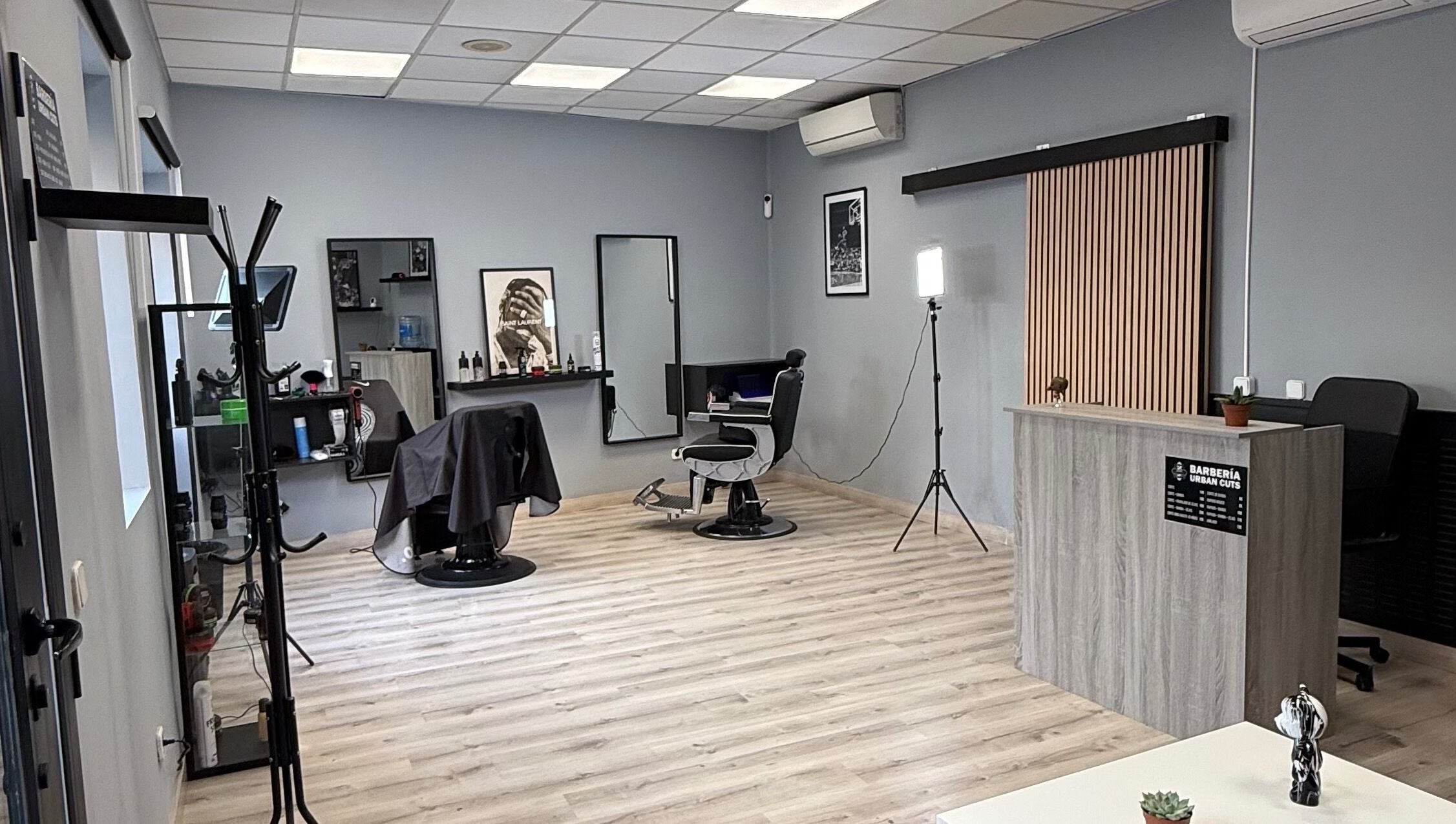 Interior estilizado de Urban Cuts en Madrid, Comunidad De Madrid, ES, mostrando sillas y estación de trabajo moderna.