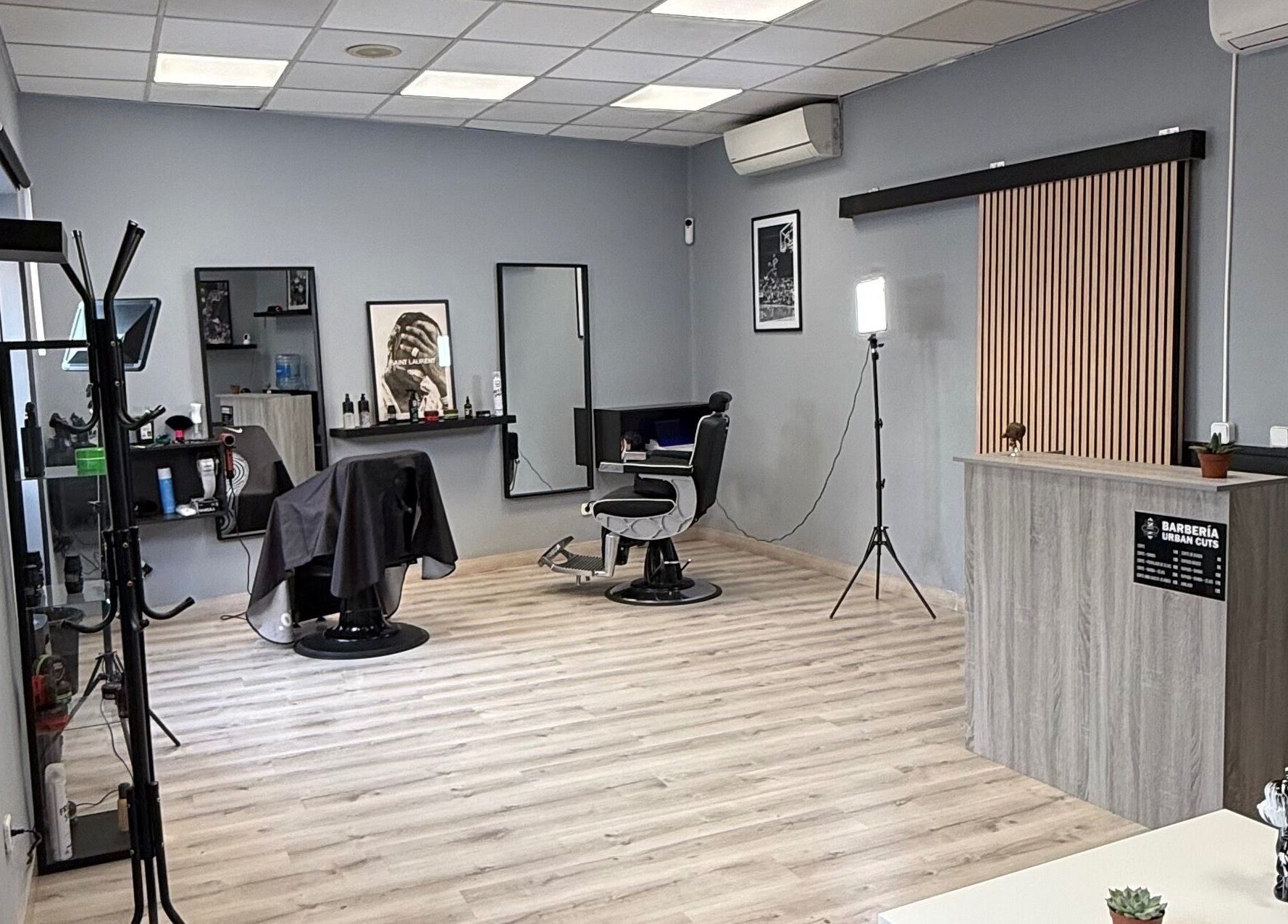 Interior estilizado de Urban Cuts en Madrid, Comunidad De Madrid, ES, mostrando sillas y estación de trabajo moderna.