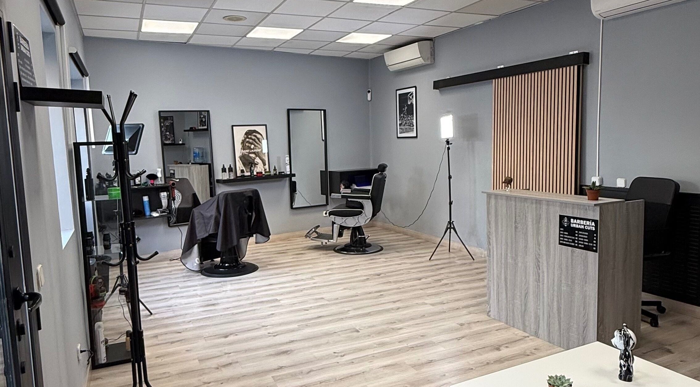 Interior estilizado de Urban Cuts en Madrid, Comunidad De Madrid, ES, mostrando sillas y estación de trabajo moderna.