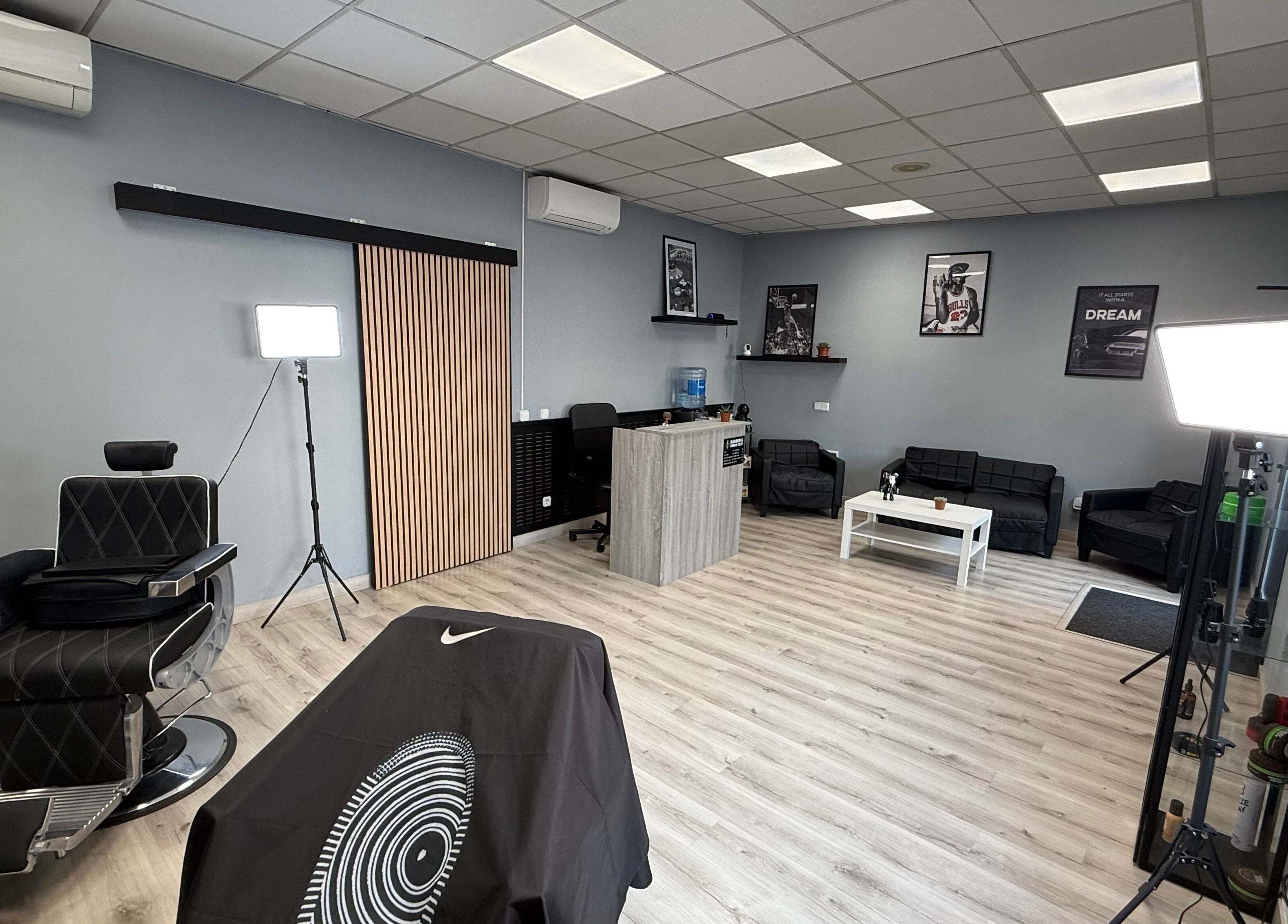 Interior moderno de Urban Cuts en Madrid, Comunidad De Madrid, ES, con silla de barbería y decoración elegante.