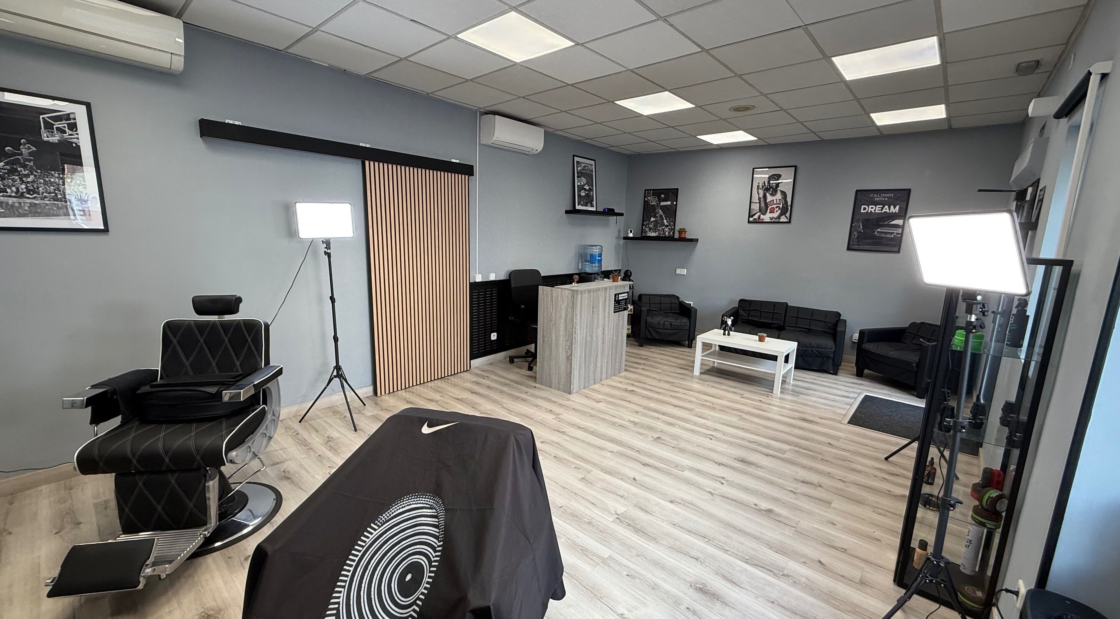 Interior moderno de Urban Cuts en Madrid, Comunidad De Madrid, ES, con silla de barbería y decoración elegante.