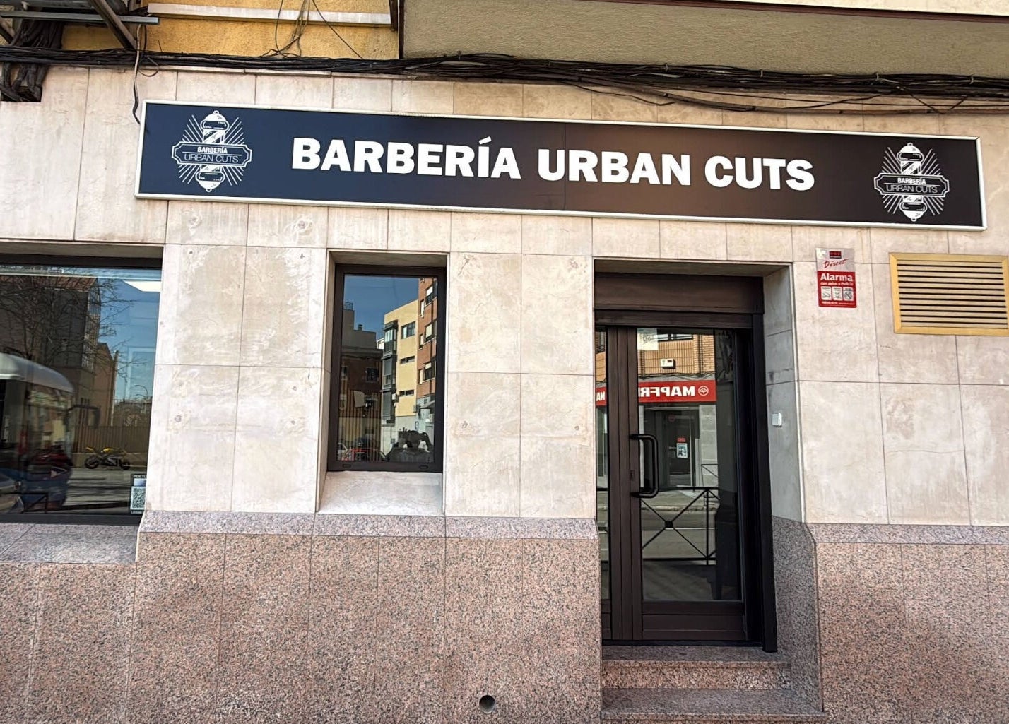 Entrada de Urban Cuts en Madrid, Comunidad De Madrid, ES con cartel visible.