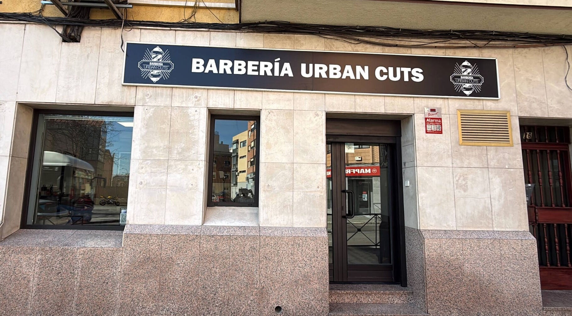 Entrada de Urban Cuts en Madrid, Comunidad De Madrid, ES con cartel visible.