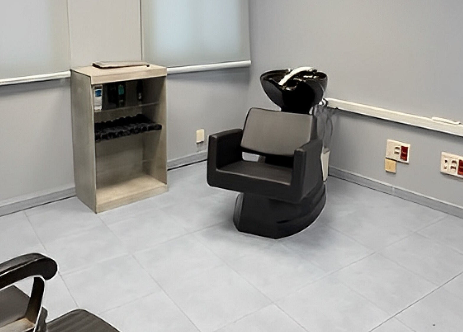 Estación de lavado en Urban Cuts, Madrid, Comunidad De Madrid, ES, con moderno lavabo y silla cómoda.