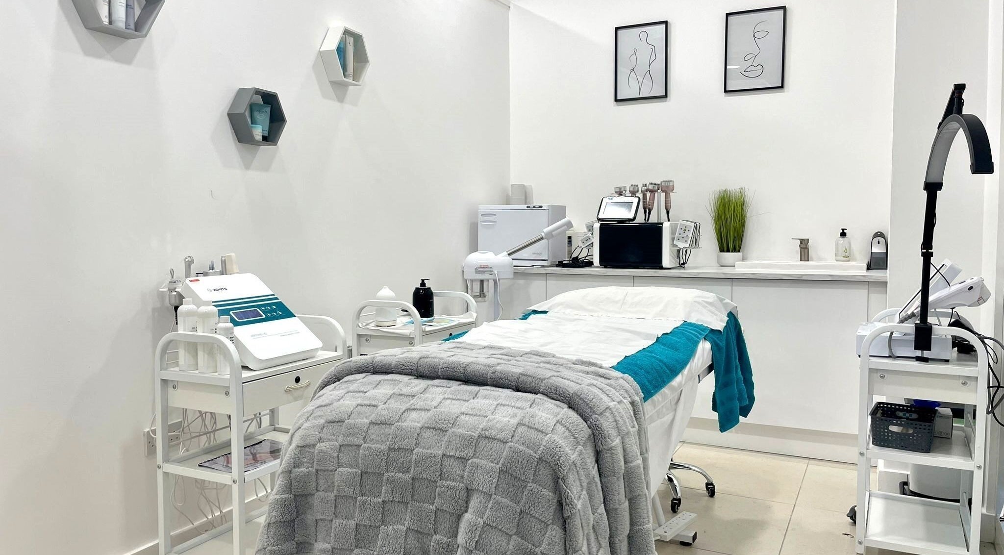 Calm treatment room at InnovaSkin Aesthetics Clinic, London, England, GB, featuring modern equipment and decor.