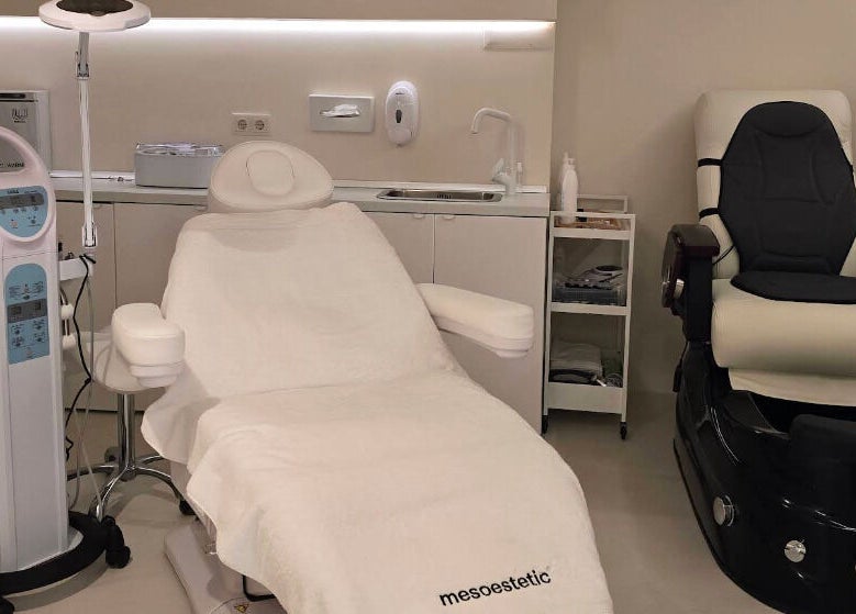 Relaxing treatment room at Barbieri Barbershop & SPA in Lisboa, Lisboa, PT with advanced spa equipment.
