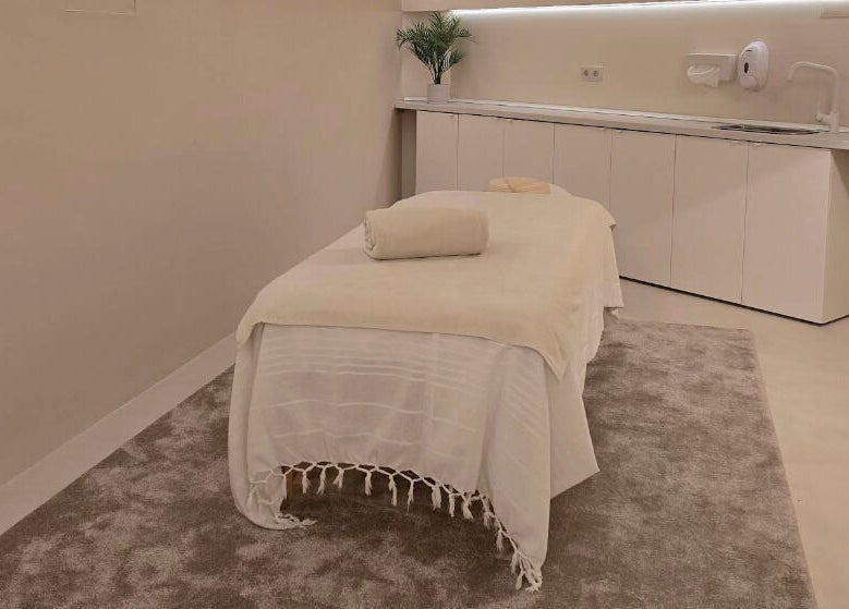 Tranquil massage room at Barbieri Barbershop & SPA, Lisboa, Lisboa, PT, featuring a plush treatment bed.