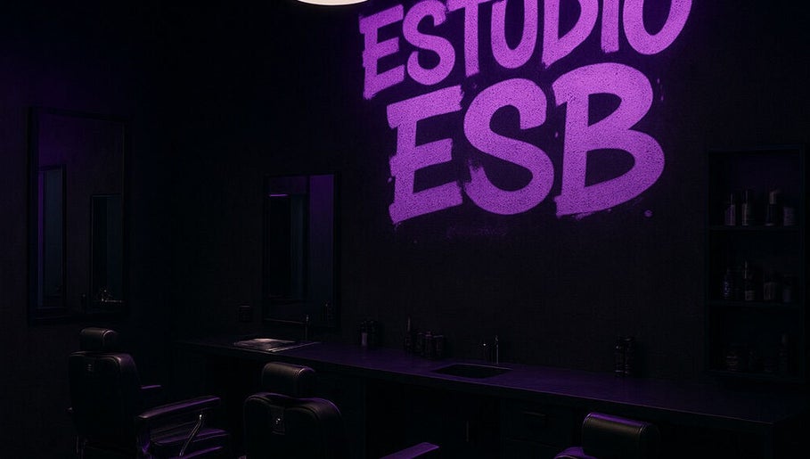 Interior de Barbería Estudio ESB en Salinas, Departamento De Canelones, UY con iluminación violeta.